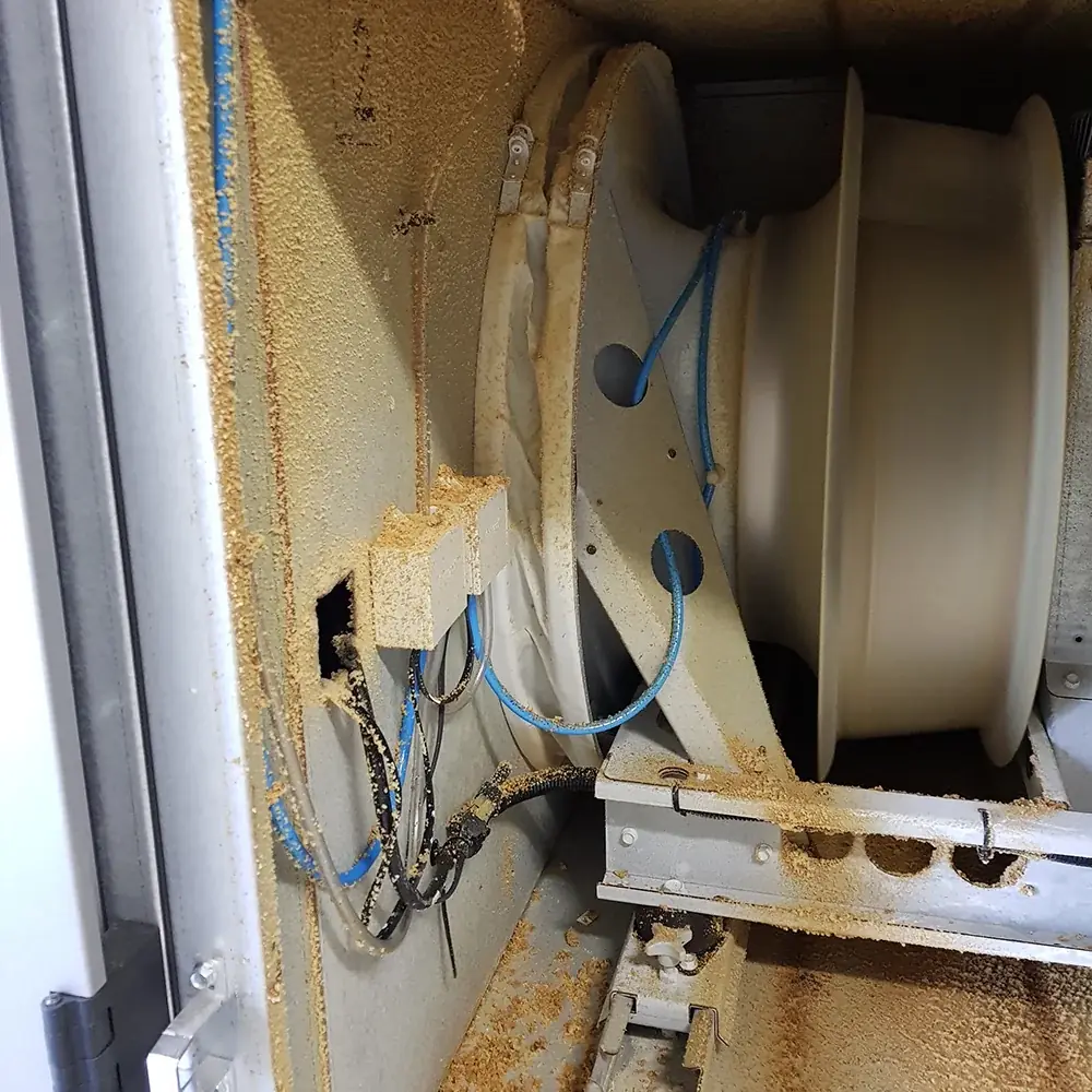 Centralfläkt i ett ventilationsaggregat täckt av damm och smuts